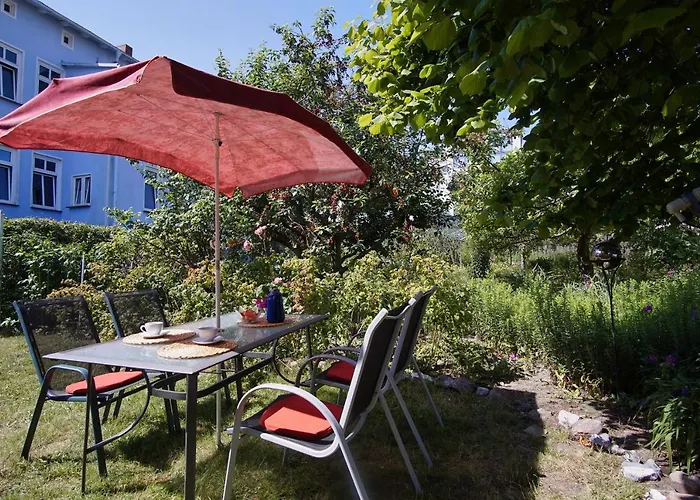 zentral aber ruhig, Terrasse mit viel Grün - strandnahes Ferienhaus Luki
